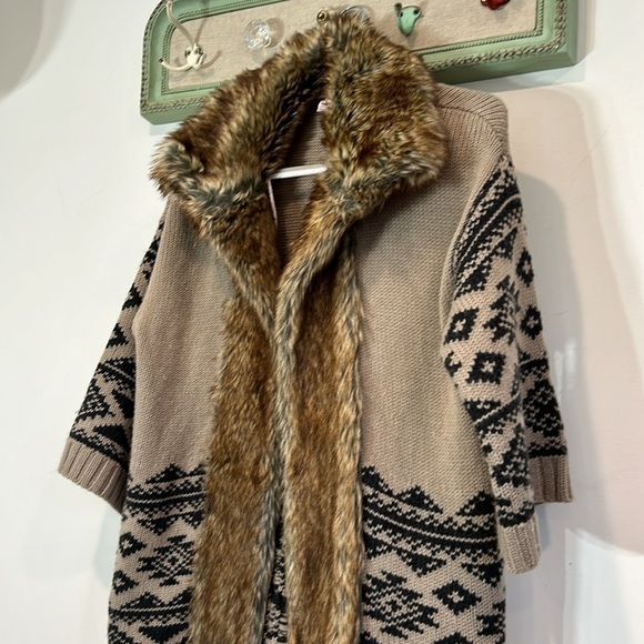 Love 21 Aztec faux fur cardigan sweater wool tan small women’s boho chic - Picture 3 of 6